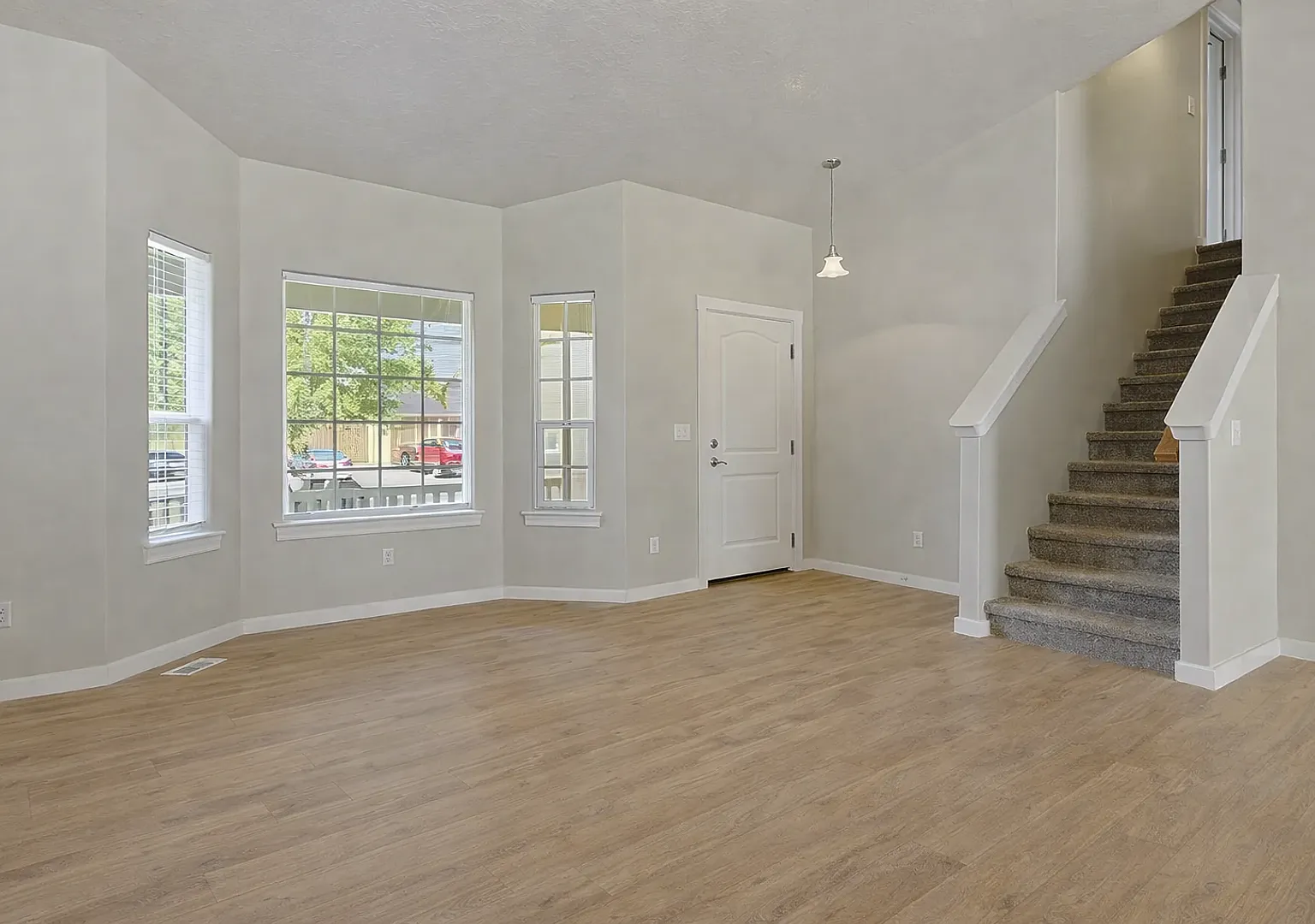 Spacious 4-Bedroom Home with 3-Car Garage — Photo 3