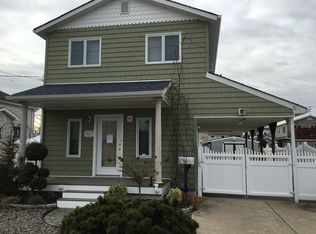 827 S 5th St, Lindenhurst, NY