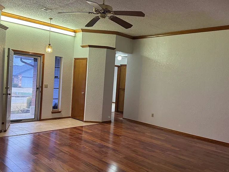 2421 Morning Glory Dr — Photo 2
