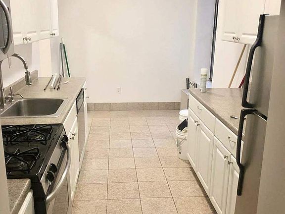 2nd image of 11880 Metropolitan Ave APT 6D