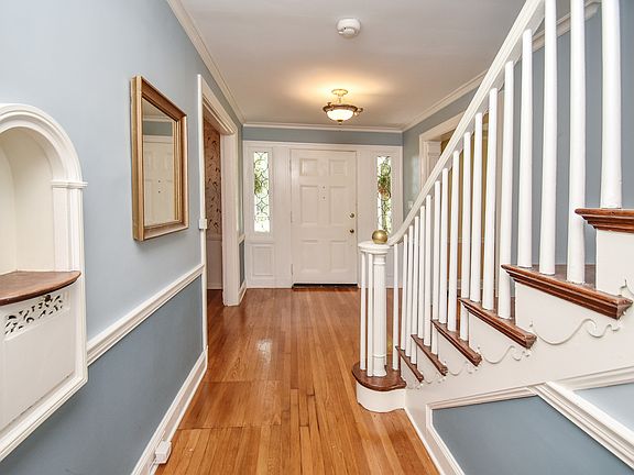 wide center hall w/nook