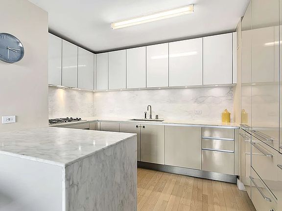 4th image of 322 W 57th St APT 29F