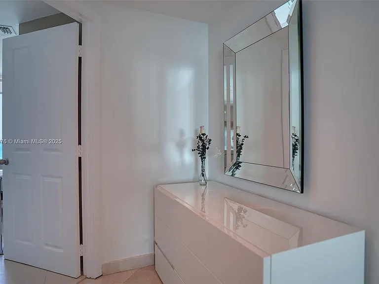 5025 Collins Ave #2107 — Photo 14