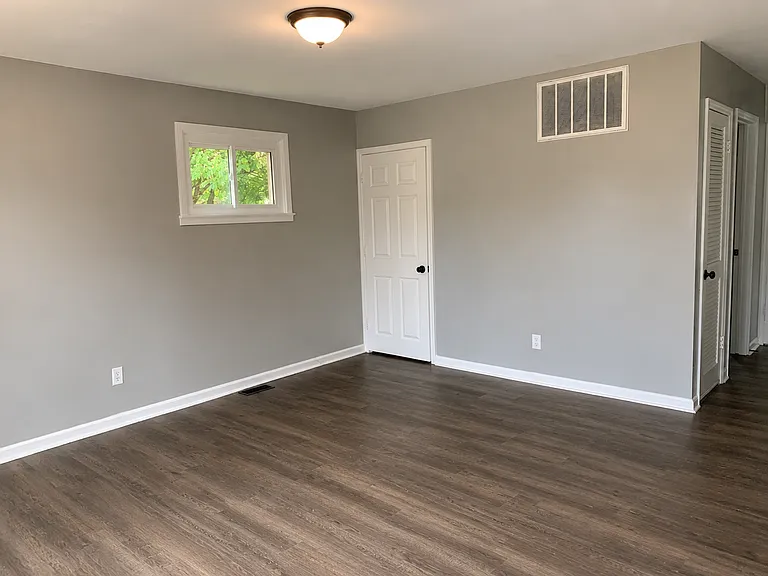 1724 Eastbrook Dr S — Photo 3