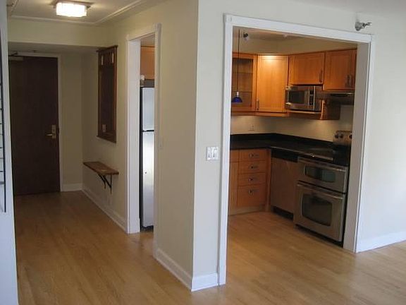 4th image of 401 E Ontario St APT 1005