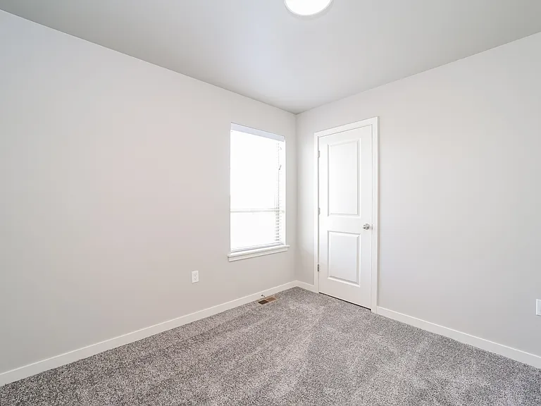 011-photo-bedroom-13945231