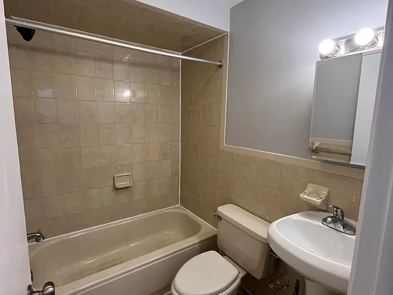 30B Carolyn Ter — Photo 17