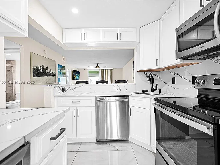 400 SE 10th St #105 — Photo 9