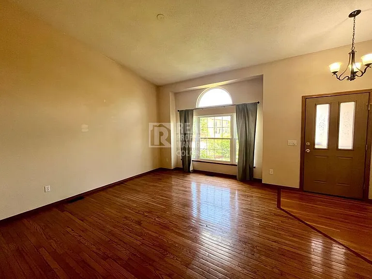 1313 Coolcrest Dr — Photo 4