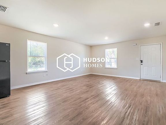 4th image of 421 Meander St
