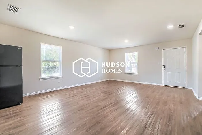 421 Meander St — Photo 4