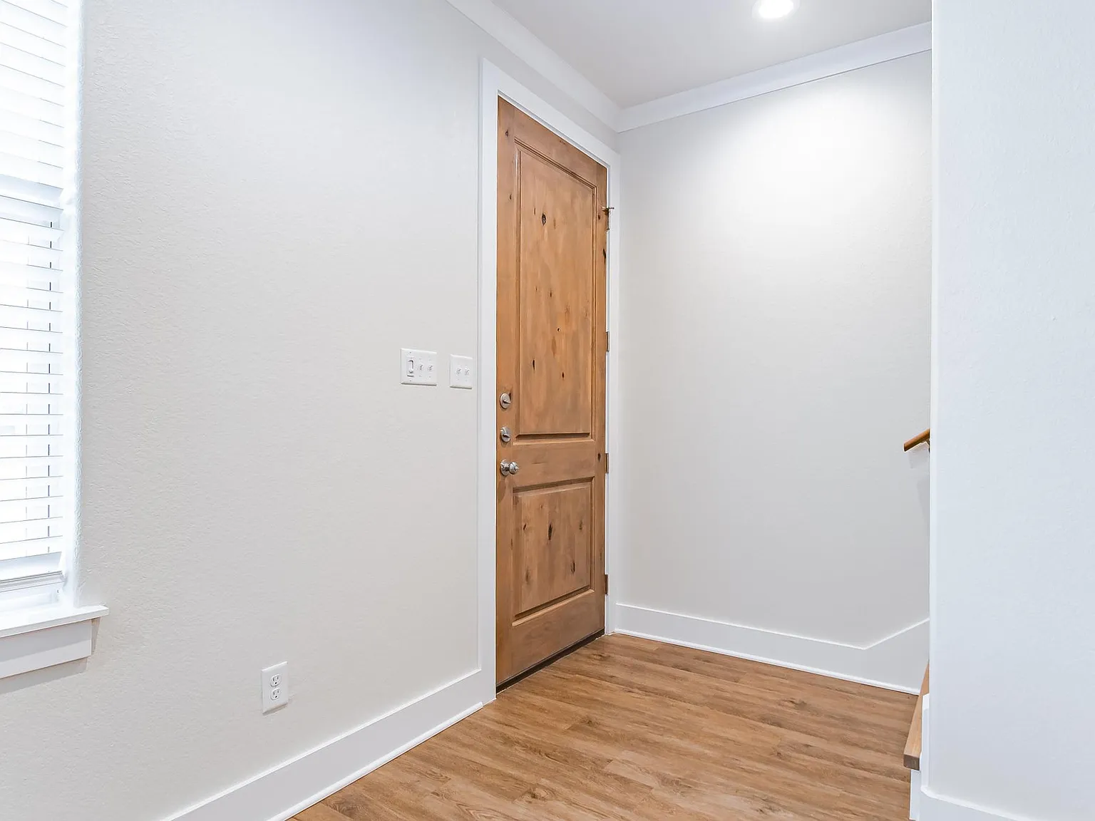 5 bed, 1987 sqft, $4,095 — Photo 3