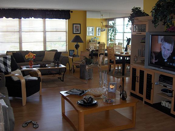 4th image of 230 174th St APT 612