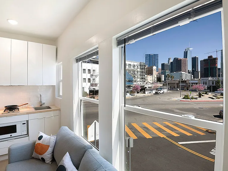 8th Street Studios Near Downtown Los Angeles Move-In Special — Photo 46
