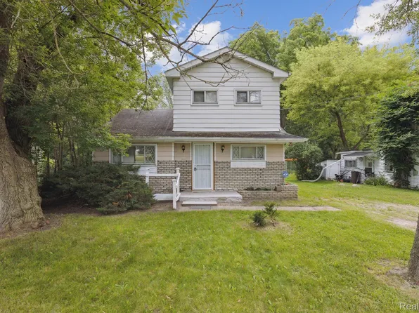 3068 Clarice St, Burton, MI 48529