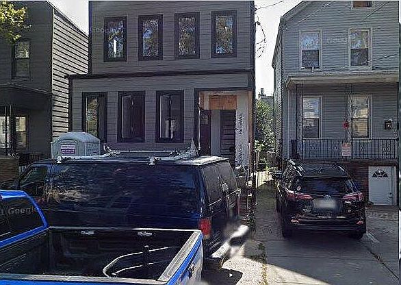 2nd image of 17 Waverly St #1