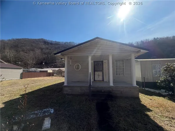 1896 Autumn Ln, Davin, WV 25617
