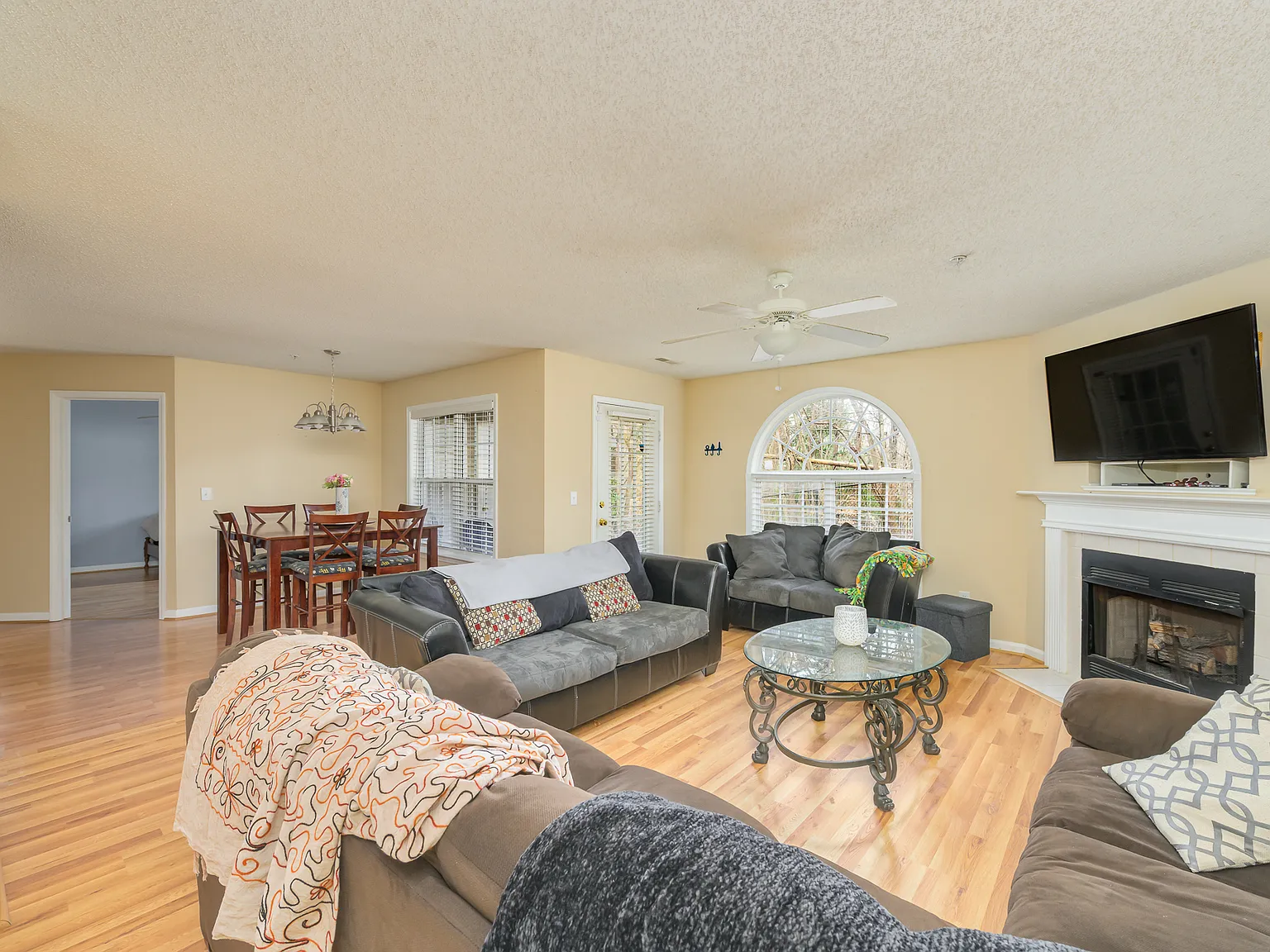 2 bed, 1144 sqft, $1,600 — Photo 3