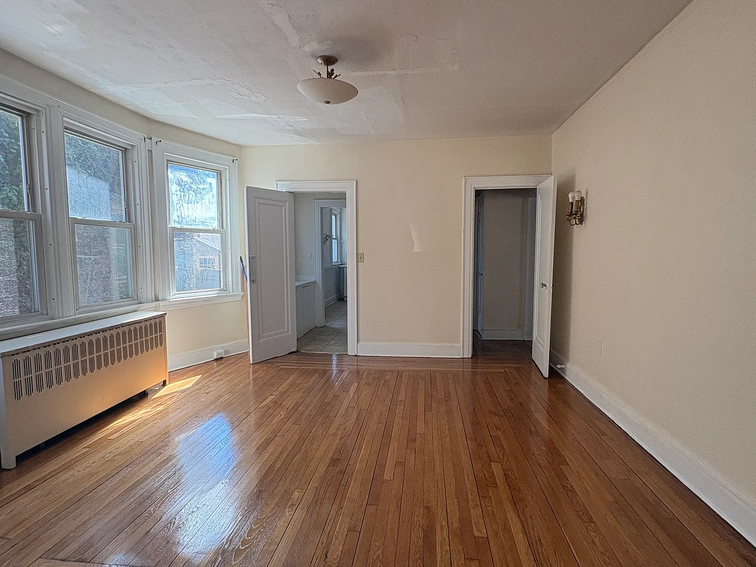 3 bed, 1.0 bath, 3795 sqft, $1,910 — Photo 3