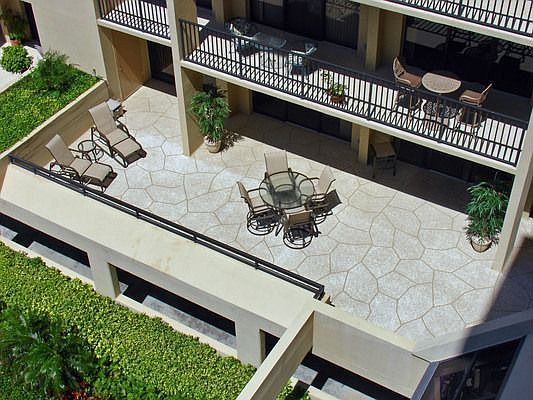 765 sf (appr) SUN-DRENCHED Lanai!