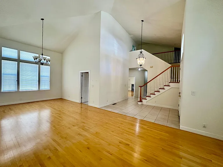 388 Knowles Dr — Photo 3