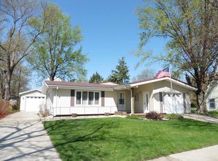 305 Danbury Dr, Charles City, IA 50616