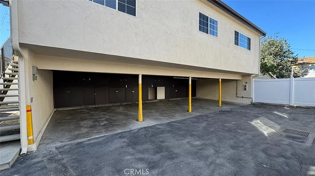 2 bed, 1.5 bath, 1050 sqft, $3,300 — Photo 2