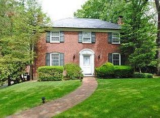 25 Beacon Hill Rd, Port Washington, NY 11050