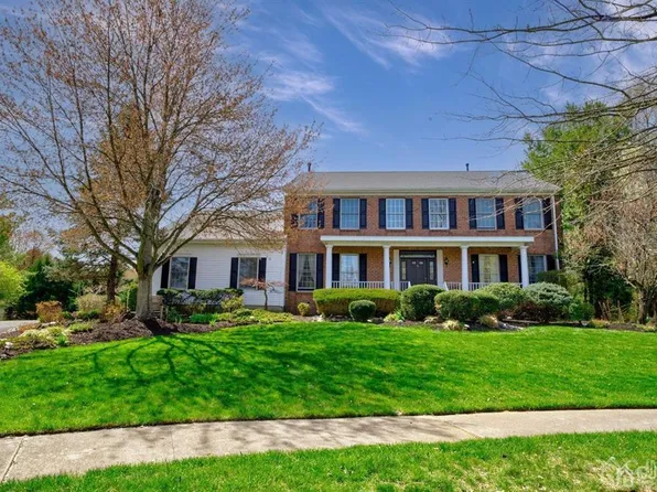 5 McKnight Ct, Cranbury, NJ 08512