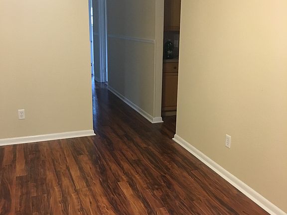 5th image of 445 Blairmore Blvd W