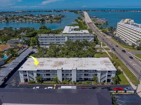 2944 W Bay Dr