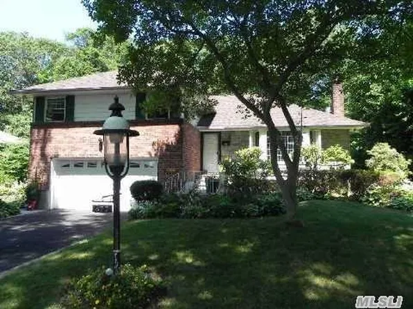 877 Pepperidge Rd, Westbury, NY 11590