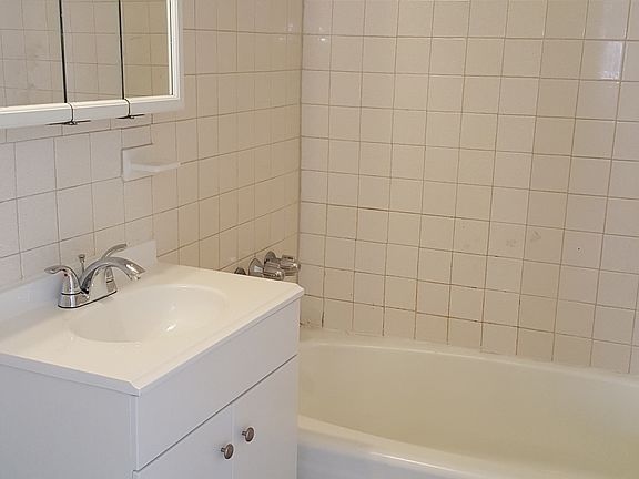 5th image of 240 E 19th St