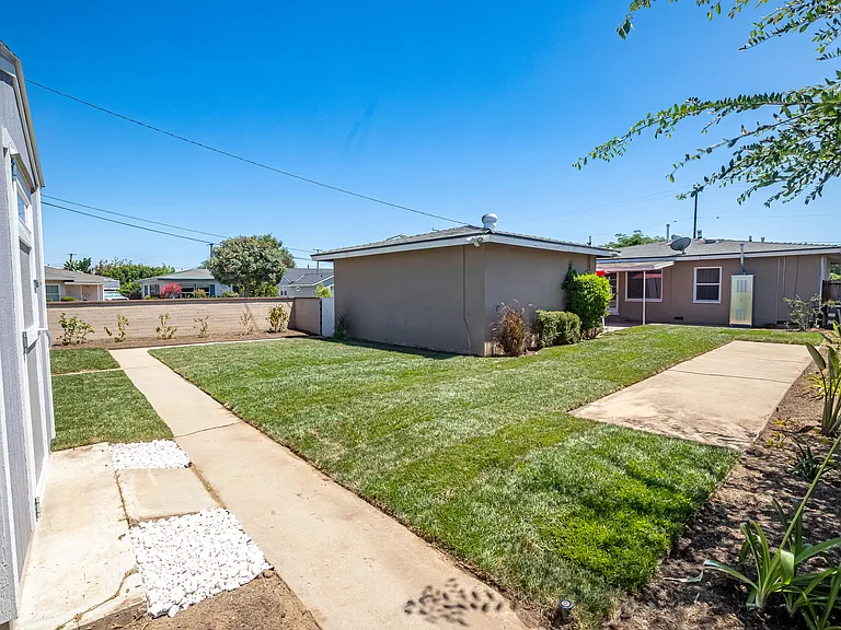 521 E Date St — Photo 37