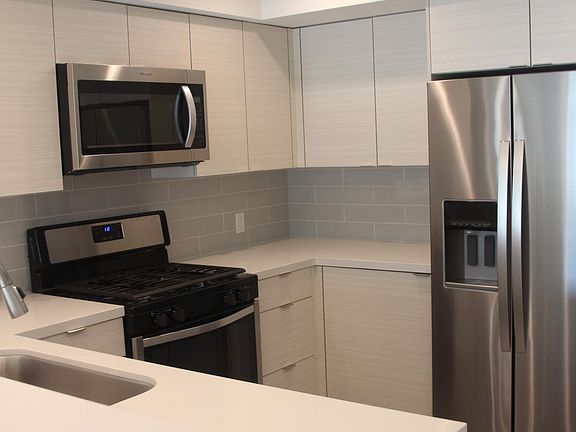 3rd image of 3945 Ingraham St #501