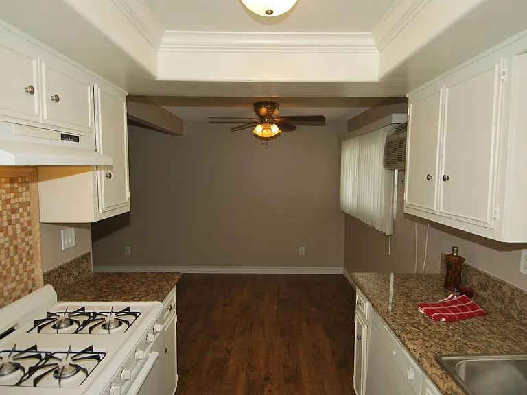 10437 La Reina Ave — Photo 3