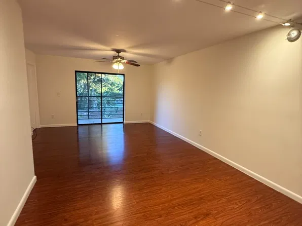 925 NE 209th St Unit 28, Miami, FL 33179