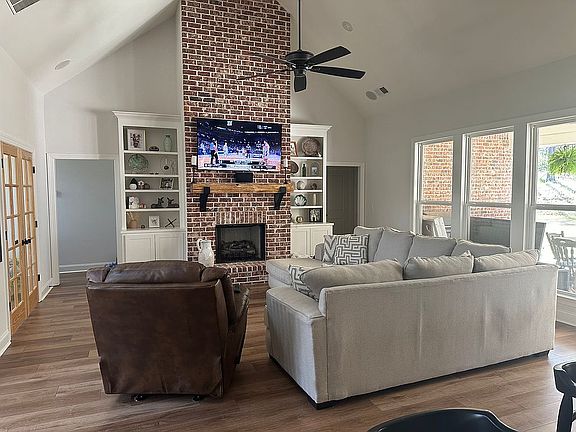 Living room w/surround sound