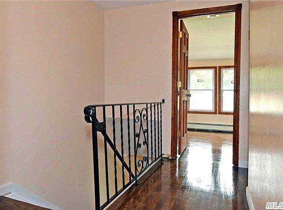 4th image of 383 Barleau St