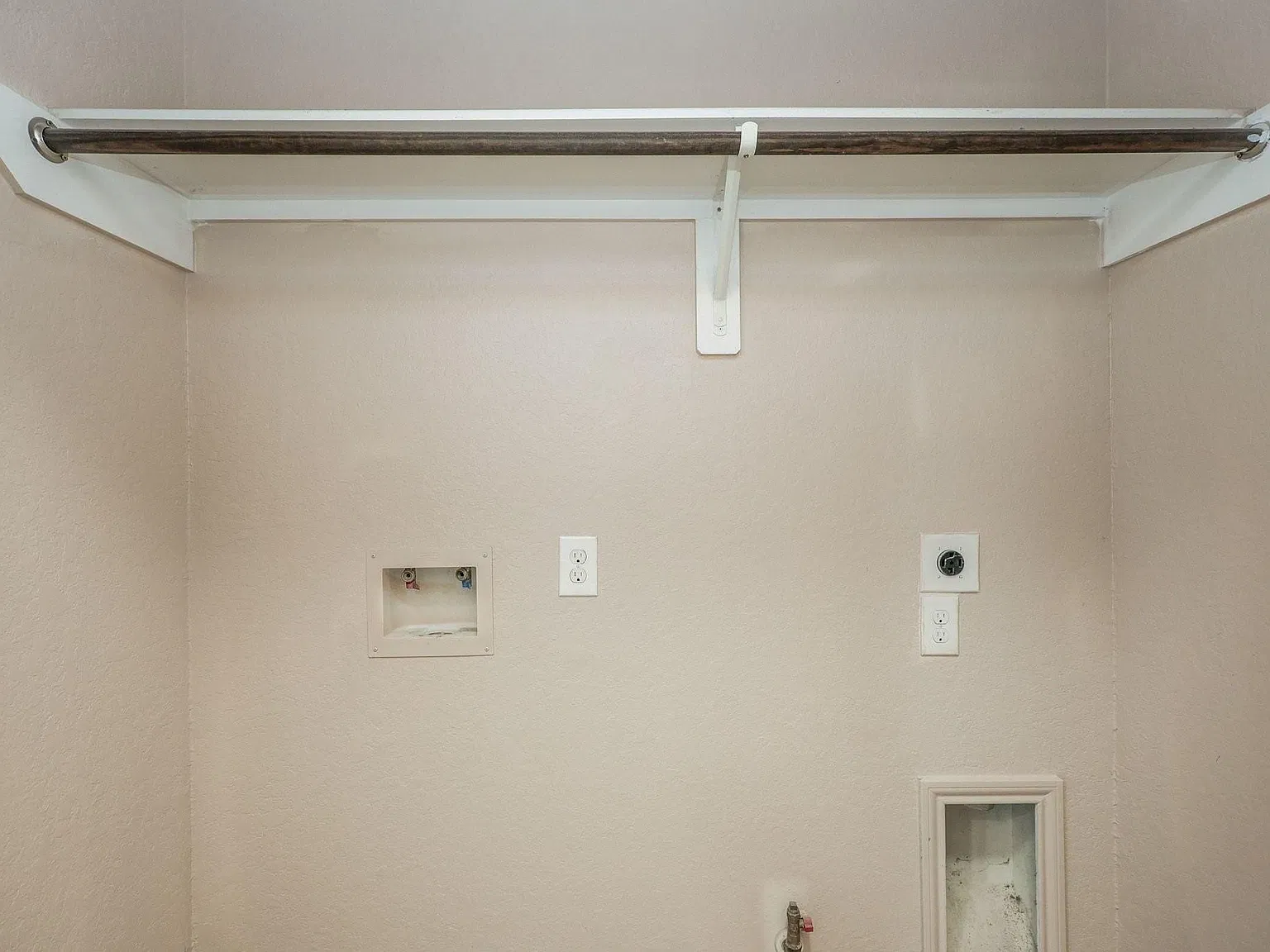 3 bed, 2.5 bath, 2059 sqft, $2,200 — Photo 4