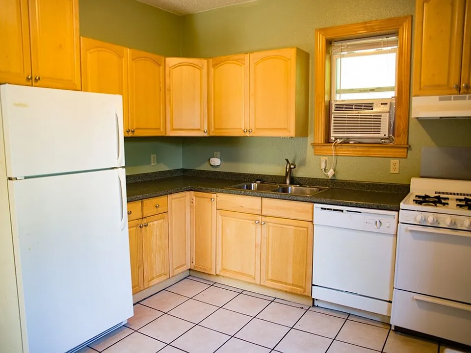 825-27 15th Ave SE