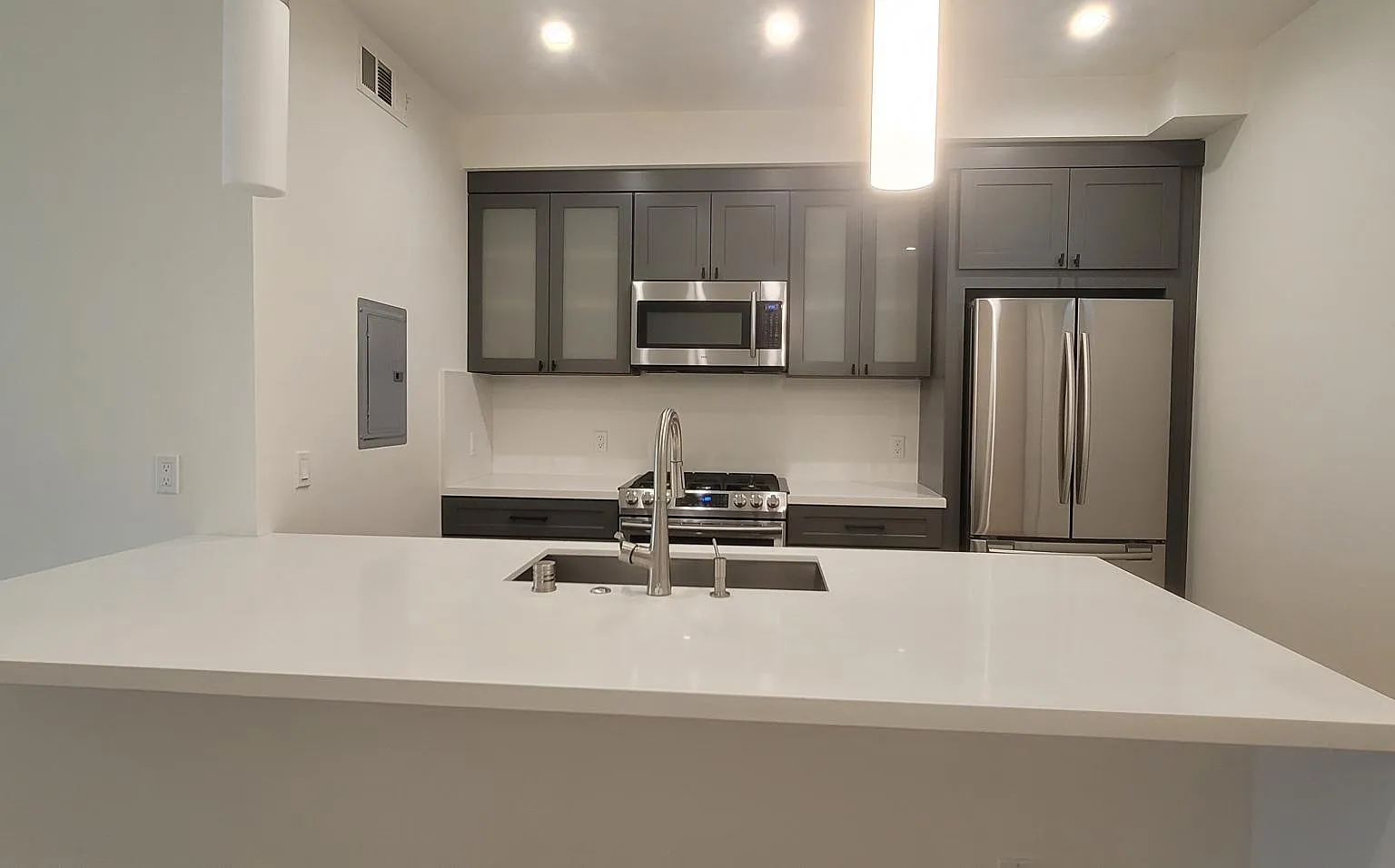 1 bed, 1.5 bath, 800 sqft, $3,400 — Photo 2