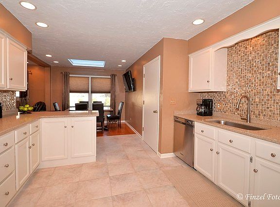 3rd image of 44 E Thorndale Ave
