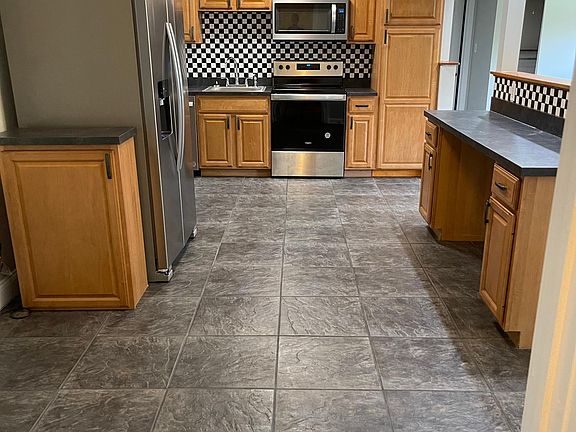 Eat-in kitchen