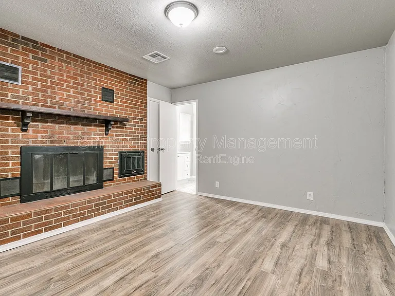 409 E Hill Dr — Photo 10