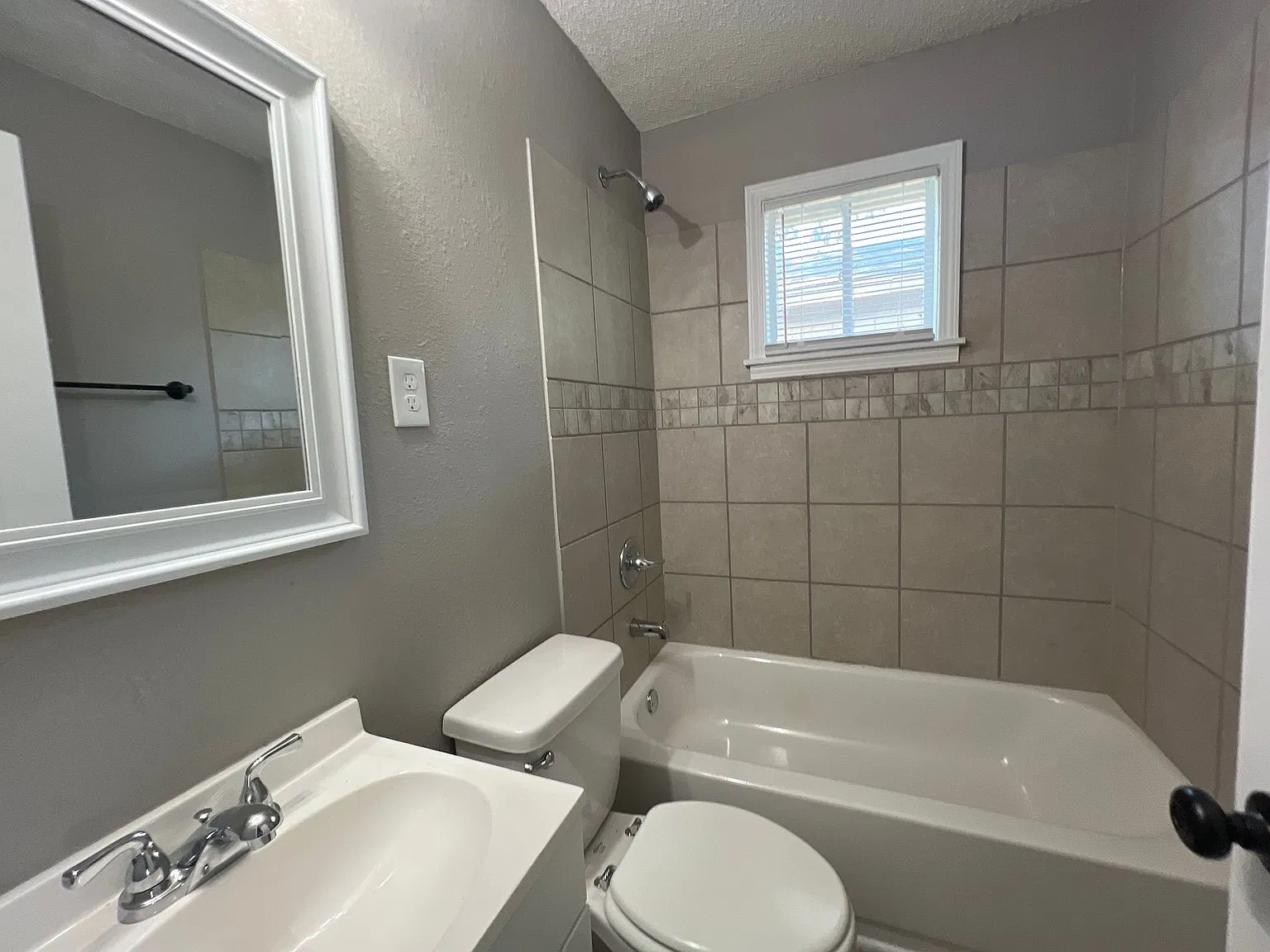 1460 Robin Hood Ln — Photo 3