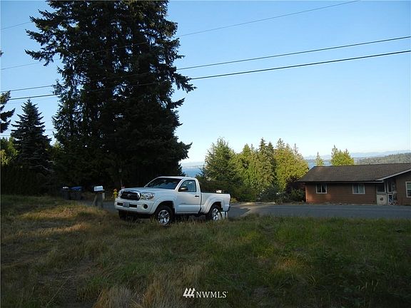 4th image of 802 Puget Dr E #E