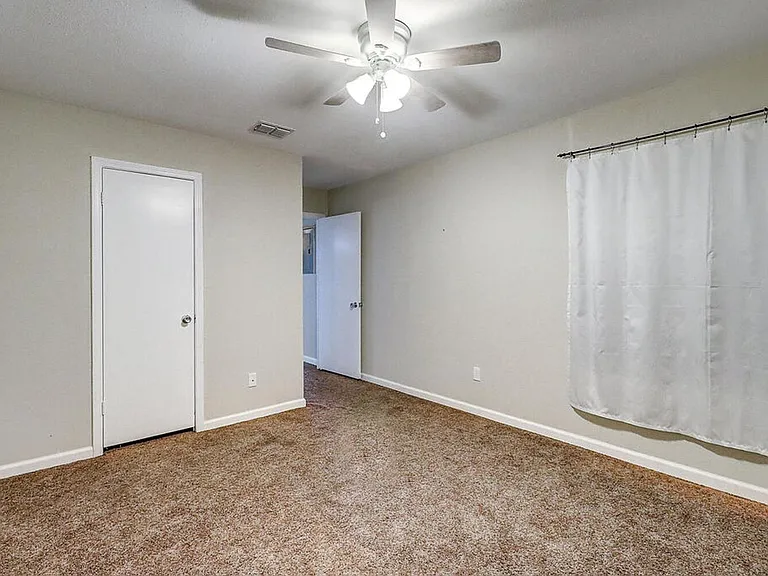 1011 Ennis Joslin 234 — Photo 32