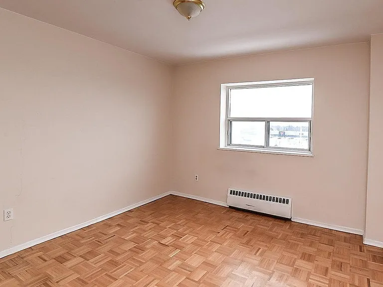 54 Mohawk Rd W — Photo 8