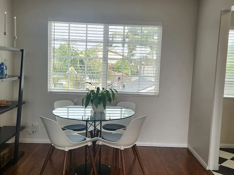 Kensington: Renovated Spacious Residence: Cook's kitchen, Includes parking — Photo 14
